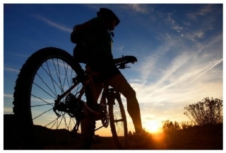 Ciclismo de cerro al atardecer 